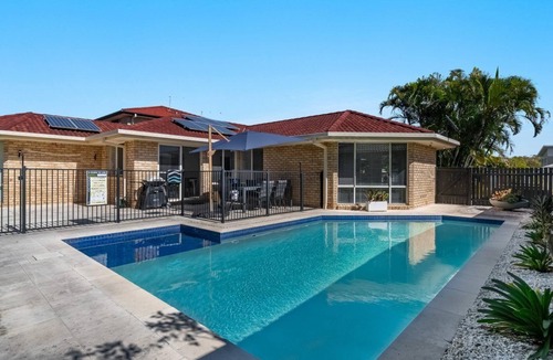 North Creek Apartment | Nestled in a quiet street, it is within a 5 min walk to the stunning Seven Mile.