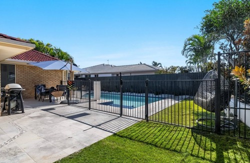 North Creek Apartment | Nestled in a quiet street, it is within a 5 min walk to the stunning Seven Mile.
