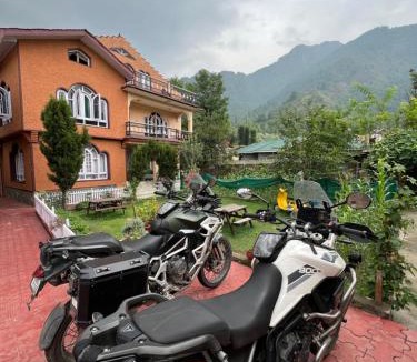 Brein Hostel | New urban Den cottage
