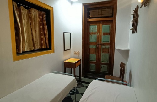 Kalbadevi Hotel | New Vasantashram