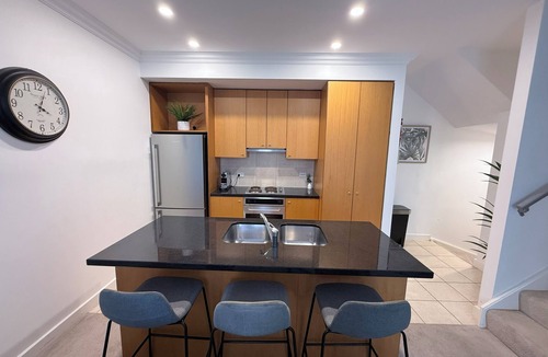 Newcastle House | Newcastle Wharfside Retreat - Newcastle city, harbour & beaches - free parking