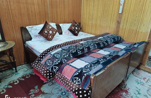 Dal Lake Boat Rental | Normandi group of Houseboats