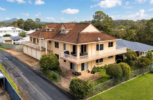 Urunga Apartment | North Street Panorama -stunning mountain and ocean views