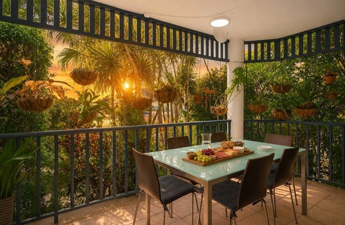 North Ward Apartment | North Ward Tropical Escape for 4 – Steps from the Beach & Close to CBD