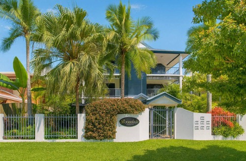 North Ward Apartment | North Ward Tropical Escape for 4 – Steps from the Beach & Close to CBD