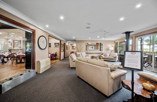 Ulladulla Hotel | Oasis Inn Ulladulla - Guest 18 Years and Older
