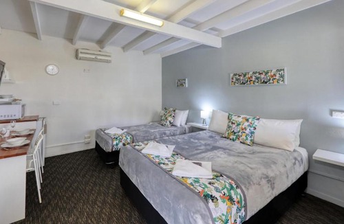 Peak Hill Hotel | Oasis Motel