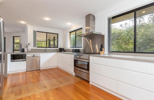 Boomerang Beach House | Ocean Breeze on Cooper