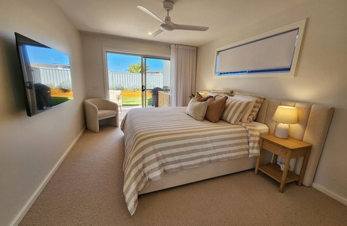 Tomakin House | Ocean Haze Beach House | Walk to Beach | Sleeps 8 | Family Friendly