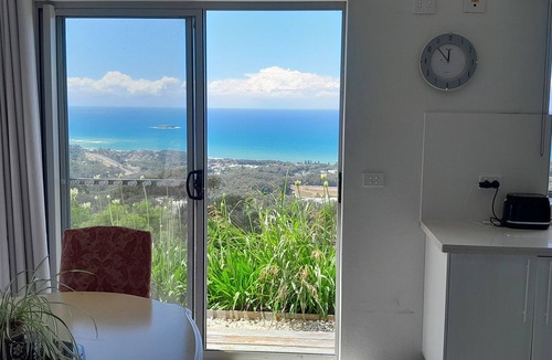 Korora Apartment | ON TOP OF THE WORLD Garden Studio Panoramic Ocean Views, Close to Town & Beaches