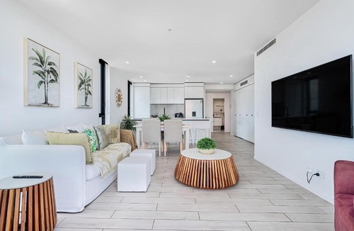 Broadbeach Apartment | Opus Luxury 2B2B Free Parking Walk to Beach