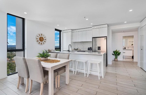 Broadbeach Apartment | Opus Luxury 2B2B Free Parking Walk to Beach