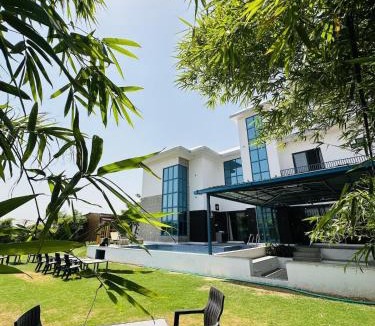 Jaipur District Bed & Breakfast | Orca Hill Villa
