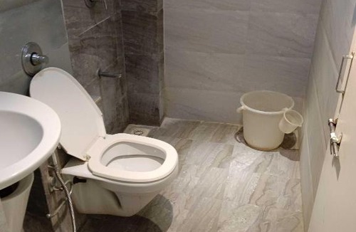 Sarkhej Hotel | OYO 92789 Hotel Royal
