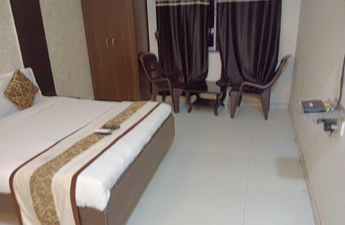 Sarkhej Hotel | OYO 92789 Hotel Royal