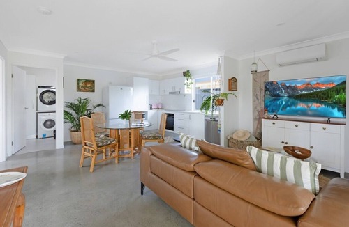 Pottsville House | Pandanus Breeze - 3 min to beach + pet friendly