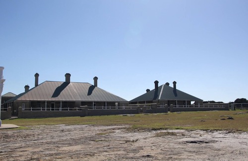Currarong Cottage | Parker's on Walton, Cosy Family Cottage, 5 min walk to beach, Bowling Club
