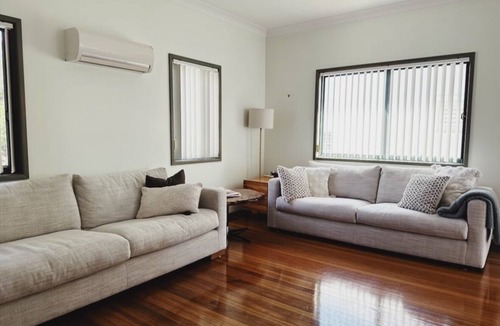 Currarong Cottage | Parker's on Walton, Cosy Family Cottage, 5 min walk to beach, Bowling Club