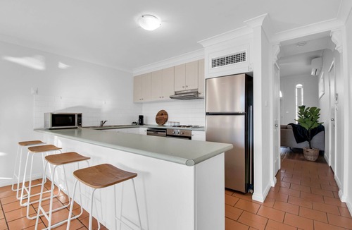Wagga Wagga House | Parkham. Spa Bath & Balcony. Steps to CBD
