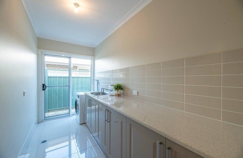 Dubbo House | Parkside Getaway | Pool, Family Entertainer