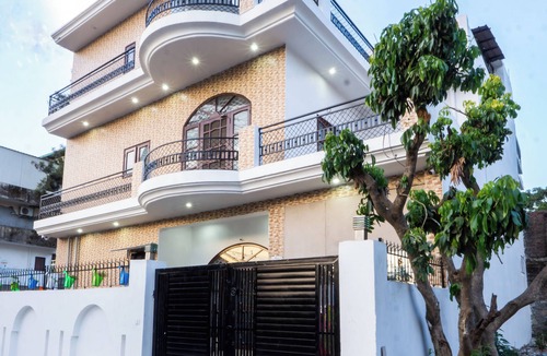 Bullawala House | Peaceful 3-bedroomand kitchen building with AC in charming Dehradun