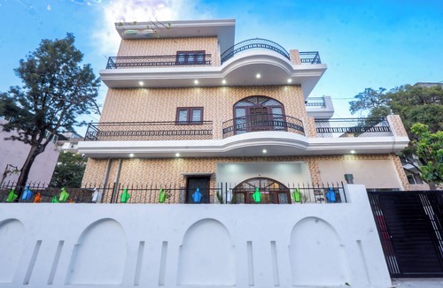 Bullawala House | Peaceful 3-bedroomand kitchen building with AC in charming Dehradun