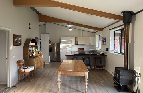 Splitters Creek House | Peaceful Bush Setting 12 Mins to Centre of Albury, a Rustic Retreat