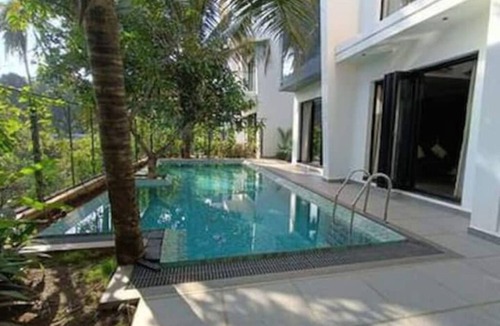 Grand Morrod Villa | Peacock View 4BHK Pvt Pool & Jacuzzi at Saligao