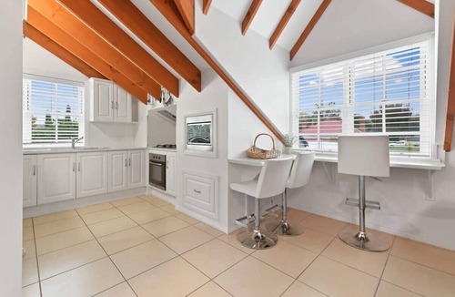 Bathurst House | Peel House. Character Home & BBQ. Bathurst CBD.