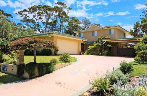 Narrawallee House | Pelican Beach House - Luxury 4-bedroom Narrawallee beachfront home with stunning ocean views