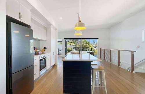 Long Beach House | Pet-Friendly 3-Bed Coastal Gem Near Long Beach