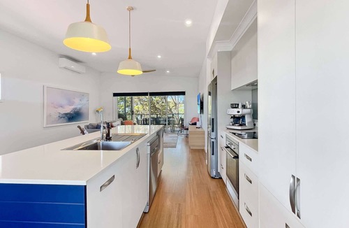 Long Beach House | Pet-Friendly 3-Bed Coastal Gem Near Long Beach