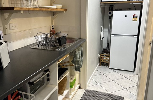 Fassifern Apartment | Pet friendly studio close to lake & station, close to Newy, mountains & beach