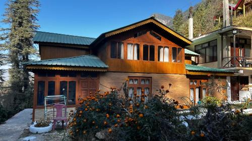 Jibhi Hotel | PineNest Cottages & Cafe