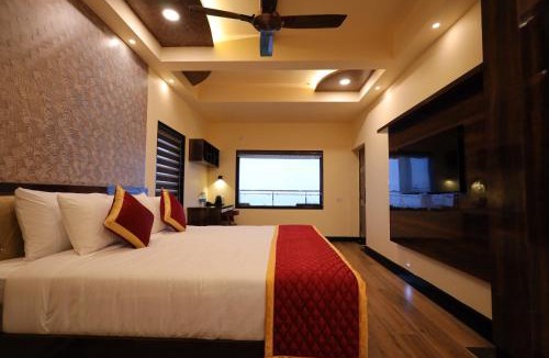 Kuttikkanam Apartment | Plachoos Gardens - Private Luxury Pool Villa in Kuttikkanam