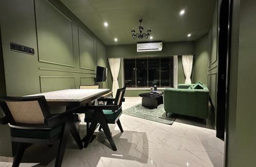 Pali Hill Apartment | Plush Bandra West - Luxury 2BHK Apartment & Study
