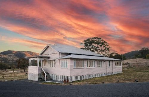 Tenterfield House | Pretty Pink Queenslander - Spectacular Views, Space and Serenity