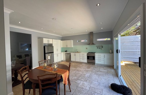Seaforth House | Private, clean & charming cottage, close to beaches, transport & restaurants.