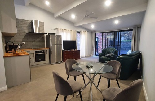 Turramurra Cottage | Private Cottage with Peaceful Leafy Outlook