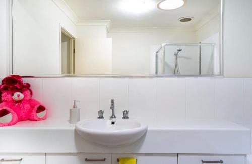 Kippa-Ring House | Private Room with Separate Bath in Shared Accommodation with Private Access