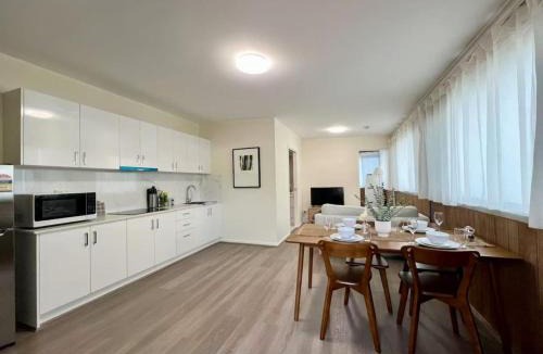 Sunnybank House | Private Spacious Studio King Bed Walk to Hubs