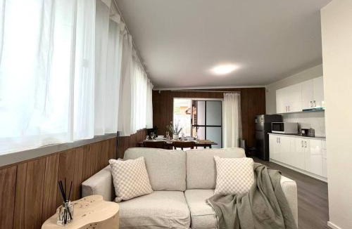 Sunnybank House | Private Spacious Studio King Bed Walk to Hubs