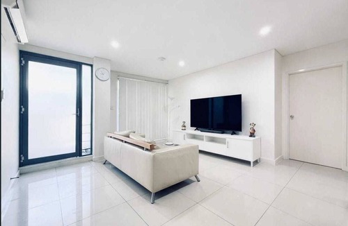 Wolli Creek Apartment | ProHouse - 3bed 3 bath, near Airport, Sydney CBD. walk to Train Station
