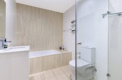 Wolli Creek Apartment | ProHouse - 3bed 3 bath, near Airport, Sydney CBD. walk to Train Station