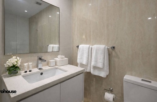 Wolli Creek Hotel | ProHouse - One room in a 3bed3bath apartment near airport and Sydney CBD (R1)