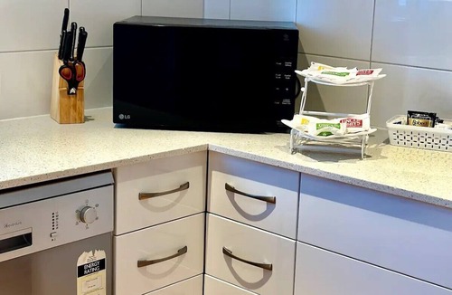 Warwick Cottage | Quaint 2 bedroom fully furnished Cottage