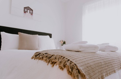 Central Mudgee House | Quiet relaxing Location,2 Bedroom 2 Bathroom Guesthouse.Walking distance to CBD.