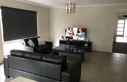 Moama House | Quiet Residential area with a park next door
