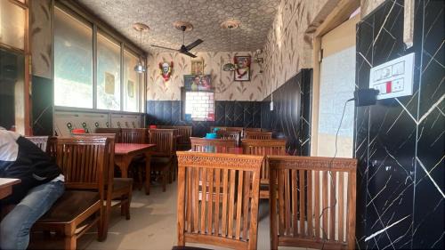 Dal Lake Hotel | R Krishna Hotel