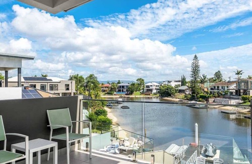 Broadbeach Waters House | Ray of Sunshine Broadbeach Retreat alfresco dining